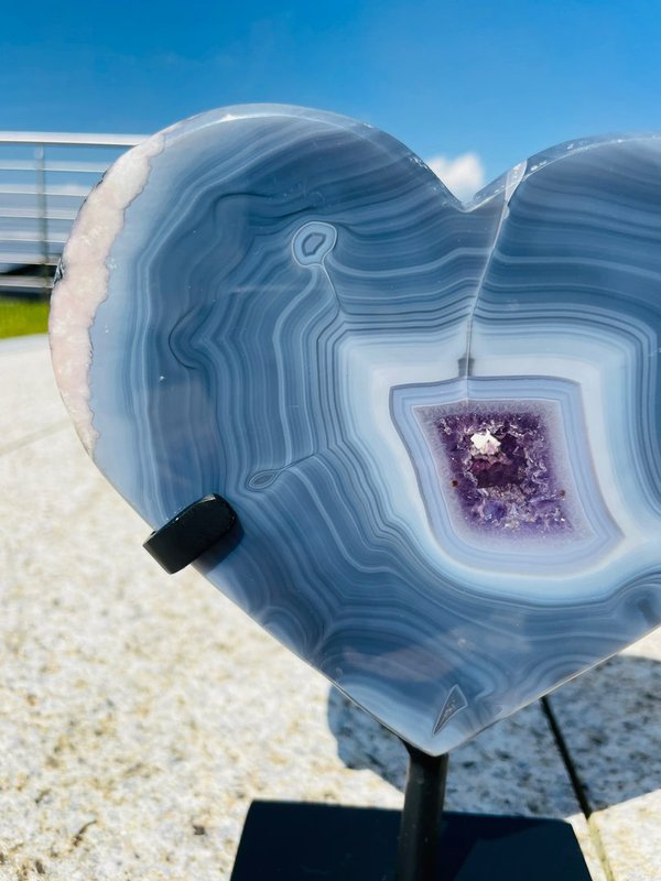 Wunderschönes blaues Herz aus Achat mit Amethystkristallen