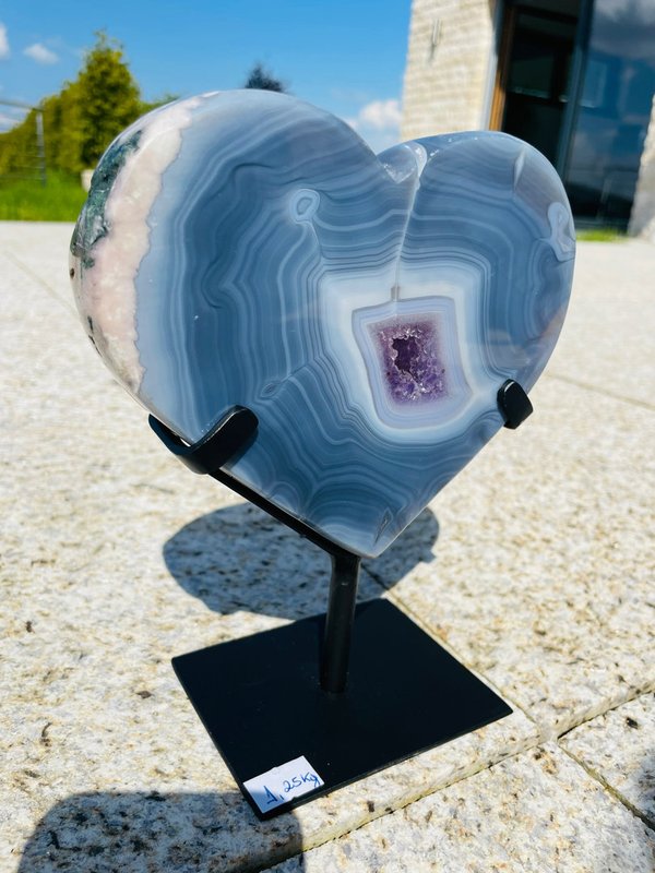 Beautiful blue heart of agate with amethyst crystals