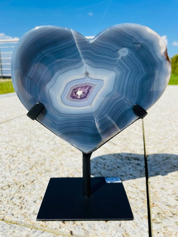 Beautiful blue heart of agate with amethyst crystals