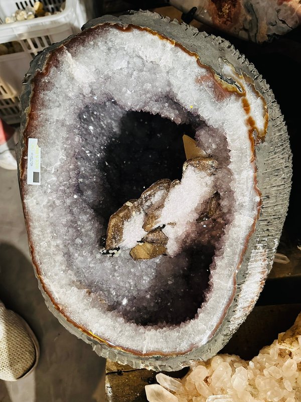 White amethyst cave with agate rim and calcite