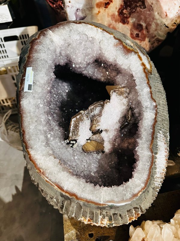 White amethyst cave with agate rim and calcite