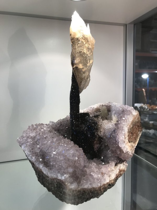 sehr seltener Kalzit auf Amethyst mit Göethit