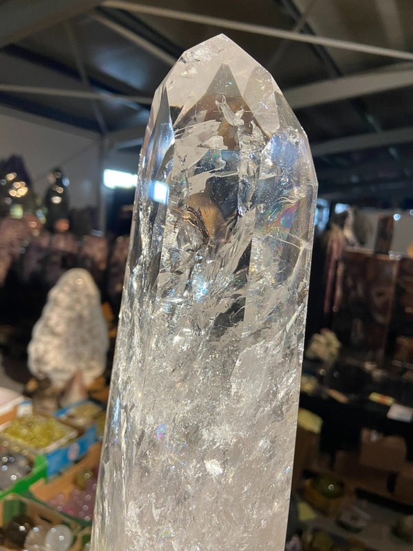 Klare Bergkristallspitze mit vielen Regenbögen