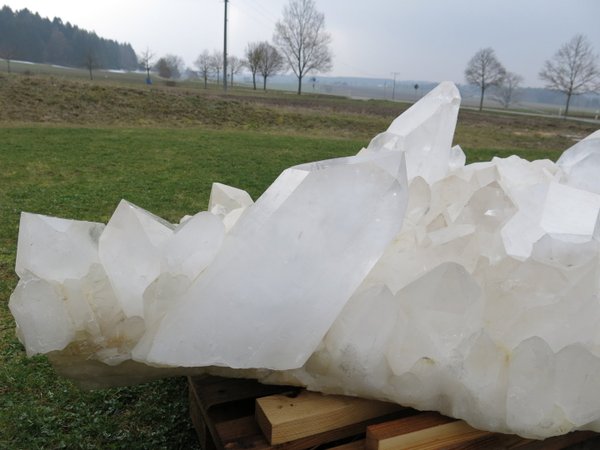 riesige Bergkristallgruppe aus Brasilien