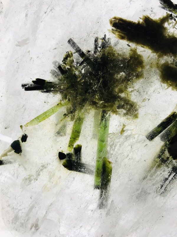 sehr große, sehr seltene klare Bergkristall-Kugel mit vielen eingewachsenen klaren grünen Turmalinen