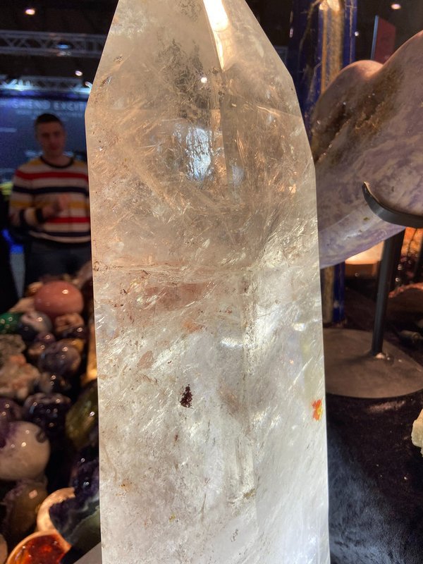 Bergkristall-Erdenhüter-Kristall mit vielen roten, orange und gelben Hämatiteinschlüssen