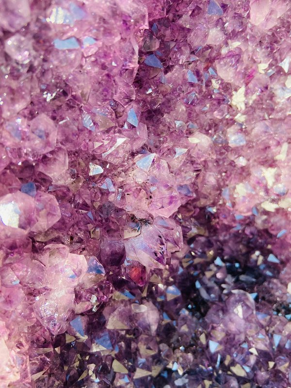 Große Amethyst-Druse mit vielen kleinen Kalzitblüten und -kristallen