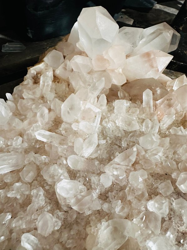 Tolle Bergkristall-Gruppe mit vielen klaren Spitzen