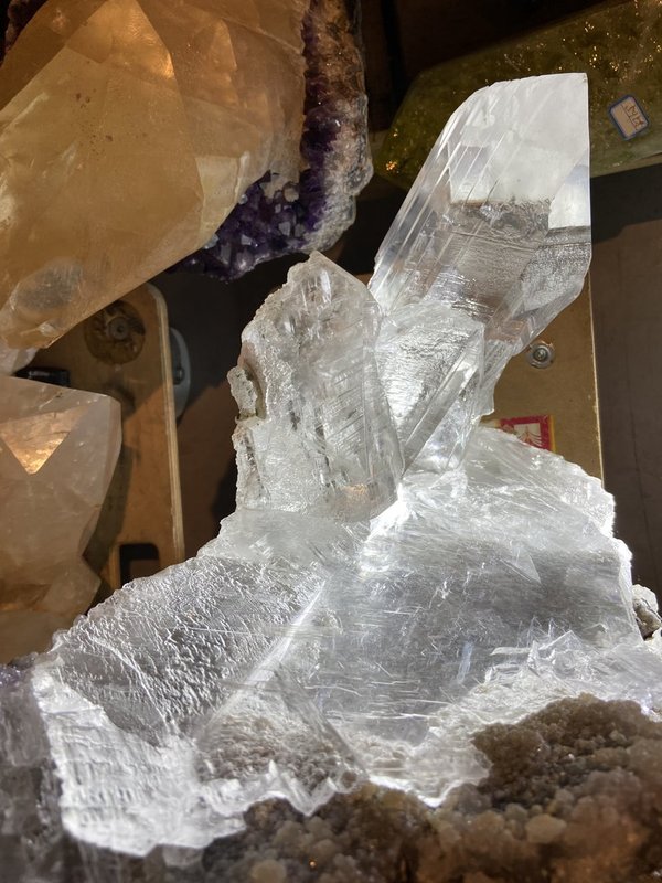 Marienglas aus einer Amethystdruse, sehr klare bizarre Selenitkristall-Gruppe aus Brasilien