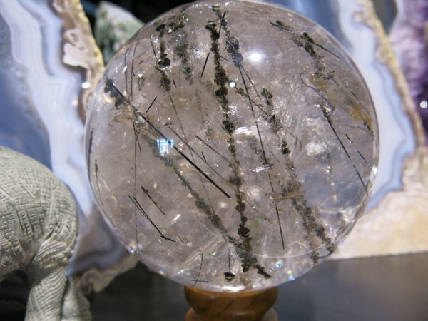Bergkristall-Kugel mit eingewachsenen schwarzen Turmalinen und Muskovitkristallen, Turmalinquarz