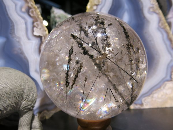 Bergkristall-Kugel mit eingewachsenen schwarzen Turmalinen und Muskovitkristallen, Turmalinquarz