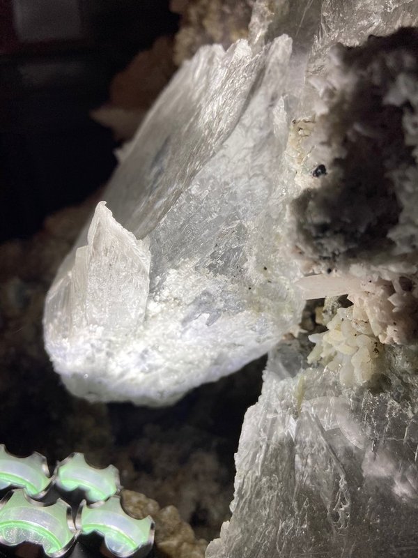 Marienglas, sehr klare Selenitkristalle aus Brasilien im Muttergestein