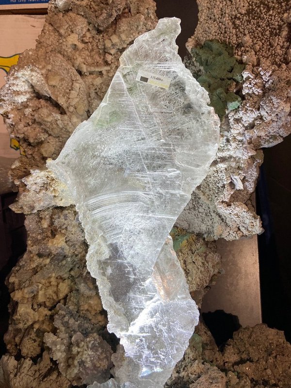 Marienglas, sehr klare Selenitkristalle aus Brasilien im Muttergestein