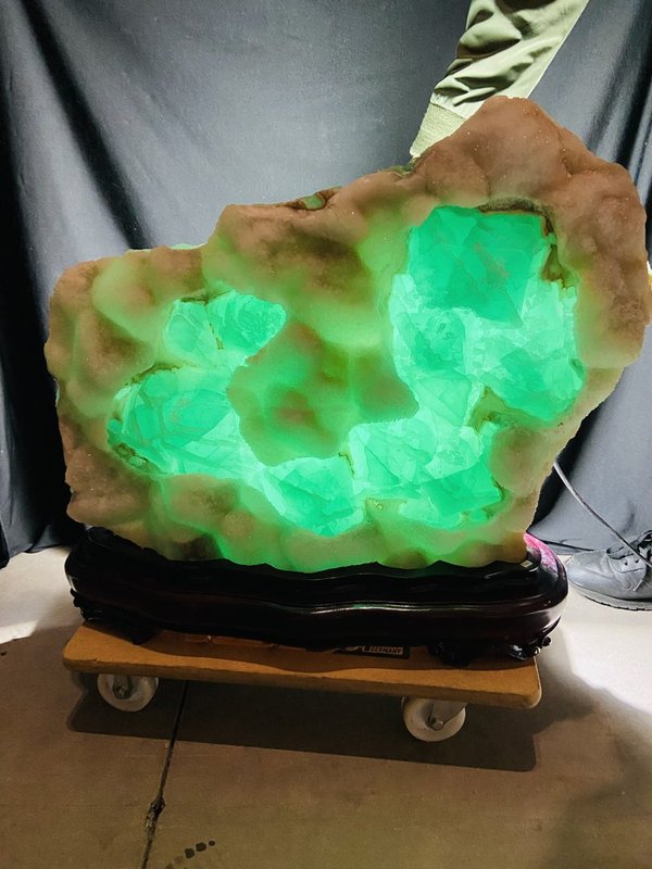 sehr großer toll leuchtender grüner Fluorit in Oktaederform mit Bergkristall-Überzuckerung