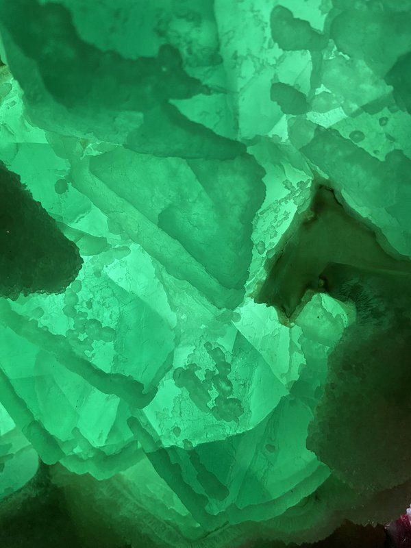 sehr großer toll leuchtender grüner Fluorit in Oktaederform mit Bergkristall-Überzuckerung