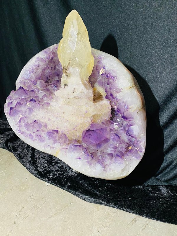 großer Kalzit-Szepter-Kristall in fliederfarbener Amethyst-Druse aus Uruguay