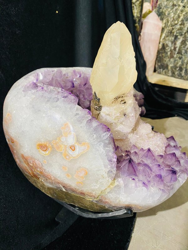 large calcite scepter crystal in lilac amethyst Uruguay druse