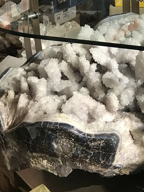 blau graue Achatgeode mit Bergkristall auf Anhydrit als Tisch, super selten