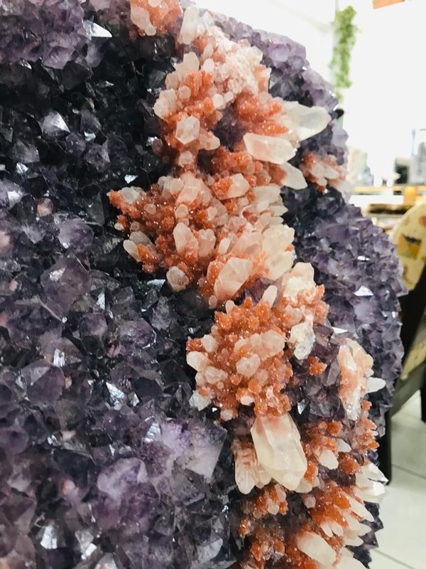 sehr seltener Amethyst mit orange rosa Quarz-und Kalzitkristallen