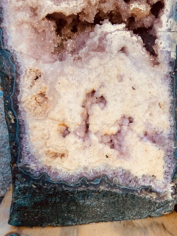 Zwei Kammern Amethyst Drusen Paar mit rosa Quarz Kristallen