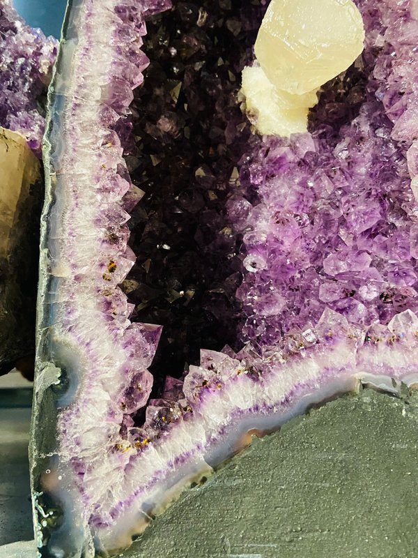 tolle fliederfarbene Amethyst-Druse mit freistehendem Kalzit aus Brasilien