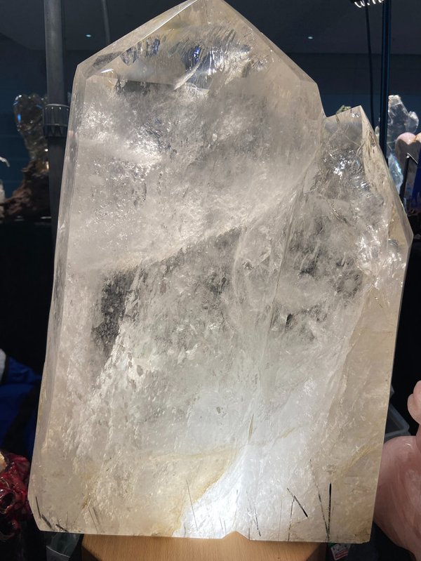 Bergkristall-Zwillings-Kristall-Spitze mit schwarzen Turmalinen