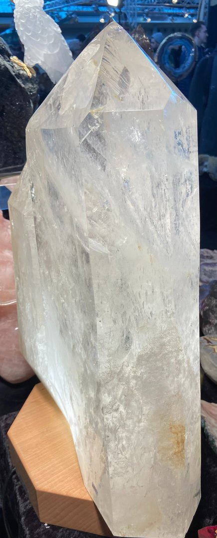 Bergkristall-Zwillings-Kristall-Spitze mit schwarzen Turmalinen