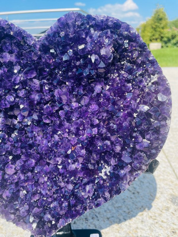 Dreamlike big amethyst heart from Uruguay in best color and quality