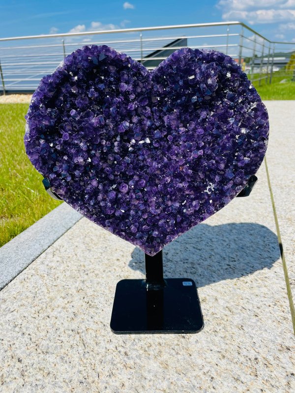 Dreamlike big amethyst heart from Uruguay in best color and quality