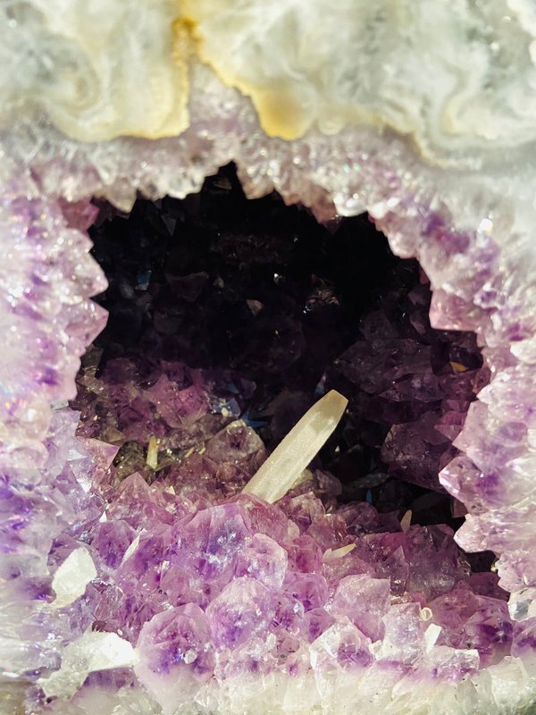 selten schöne Amethystdruse mit vielen Bergkristall überzuckerten Seerosen ähnlichen Kalzitblüten