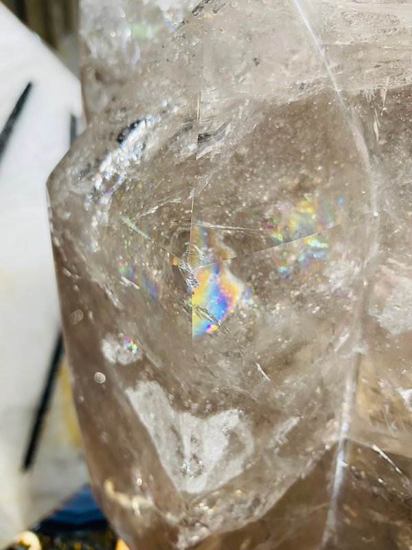 Bergkristall Dreier - Spitze mit regenbogenfarbigen Einschlüssen aus Brasilien