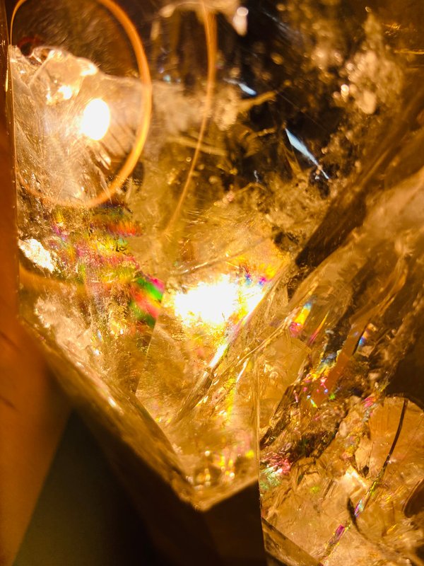 sehr großer Zwillings - Citrin Kristall mit super Farbe und schimmernden Regenbögen