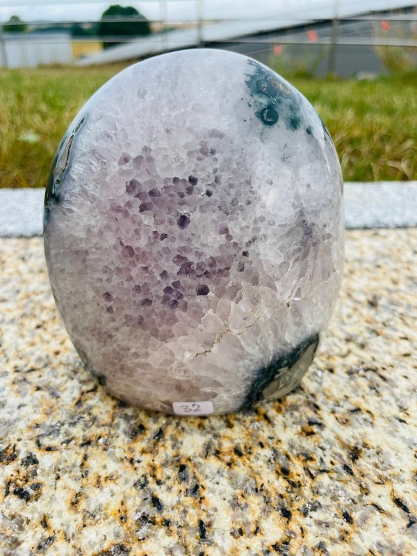 Hübsche Amethystdruse mit Bergkristall und Achat in ovaler Form