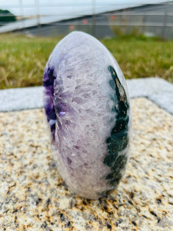 Hübsche Amethystdruse mit Bergkristall und Achat in ovaler Form