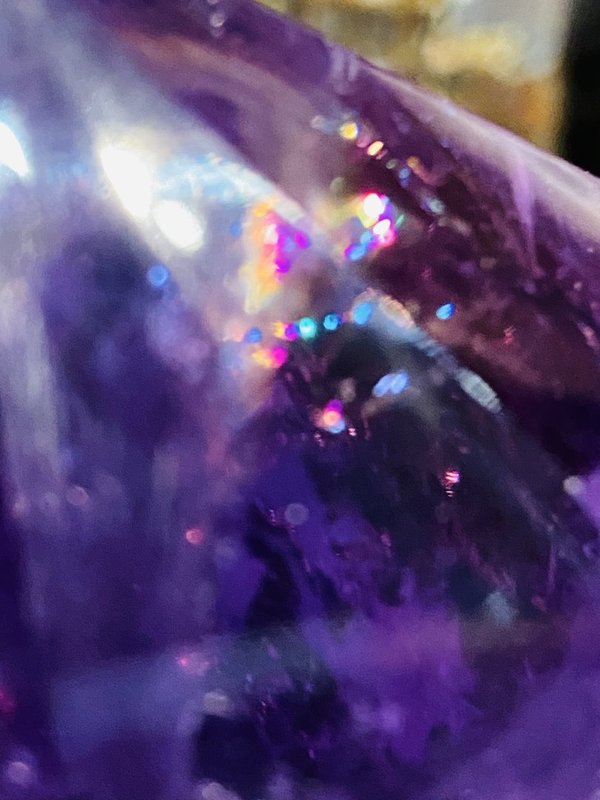 großer dunkler Amethyst / Ametrin-Kristall aus Bolivien mit Regenbögen-Einschlüssen