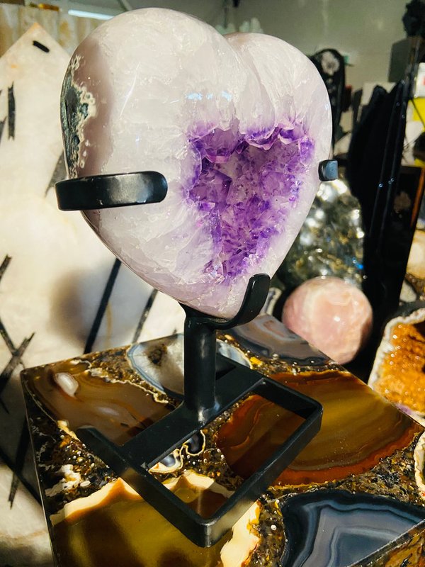 wunderschönes Amethyst-Herz im Metallständer aus Uruguay mit sehr breitem Bergkristallrand