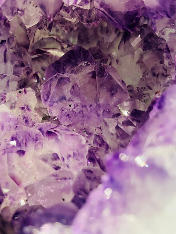 wunderschönes Amethyst-Herz im Metallständer aus Uruguay mit sehr breitem Bergkristallrand