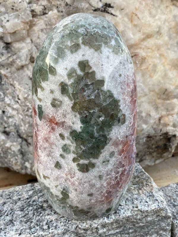 seltener grün-rosa-lila Amethyst mit ovaler Form
