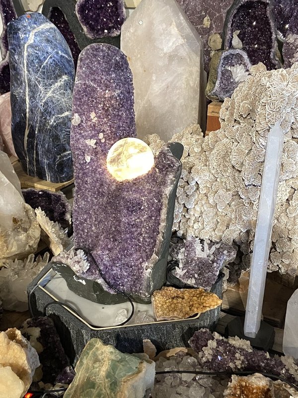 großer Amethyst-Brunnen mit beleuchteter drehender Bergkristall-Kugel