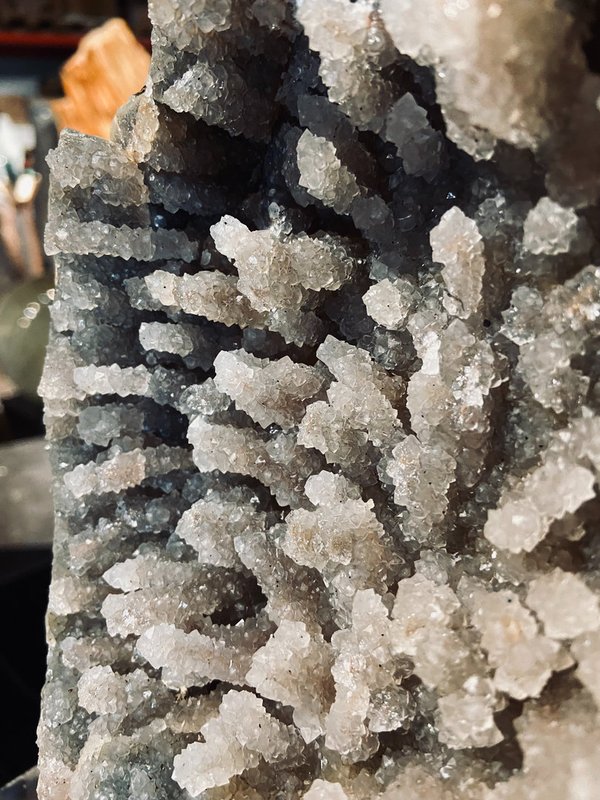 Kristall Druse mit Rauchquarz Stalaktiten im Metallständer aus Uruguay, rauchiger Amethyst