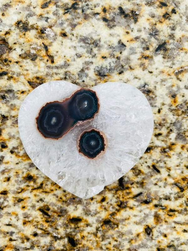 Außergewöhnliches Herz aus Bergkristall mit drei Achat-Augen