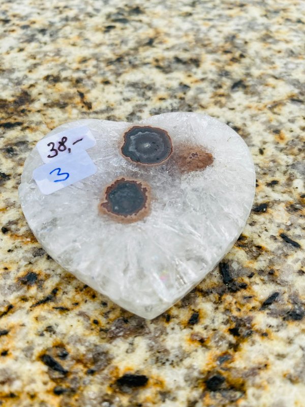 Außergewöhnliches Herz aus Bergkristall mit drei Achat-Augen