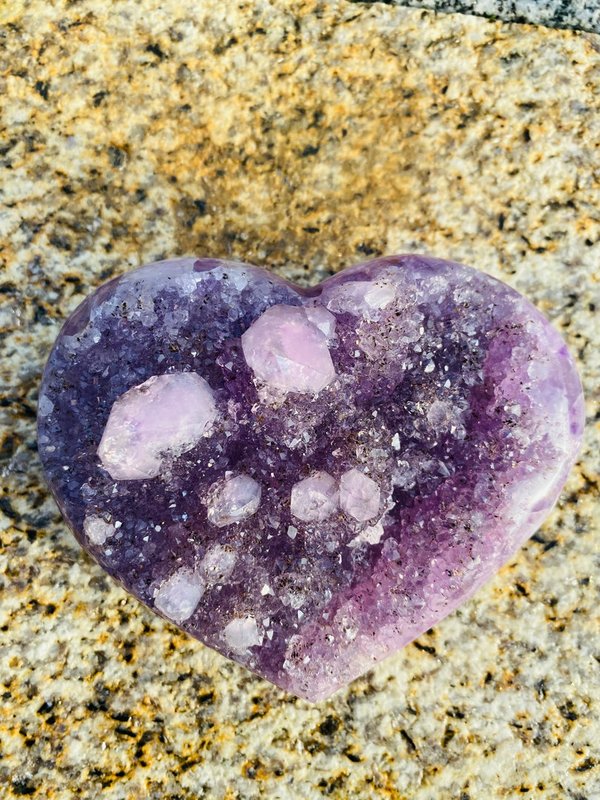 Wunderschönes Herz aus Amethyst mit verschieden großen Kristallen