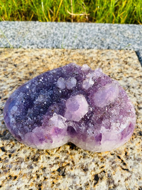 Wunderschönes Herz aus Amethyst mit verschieden großen Kristallen