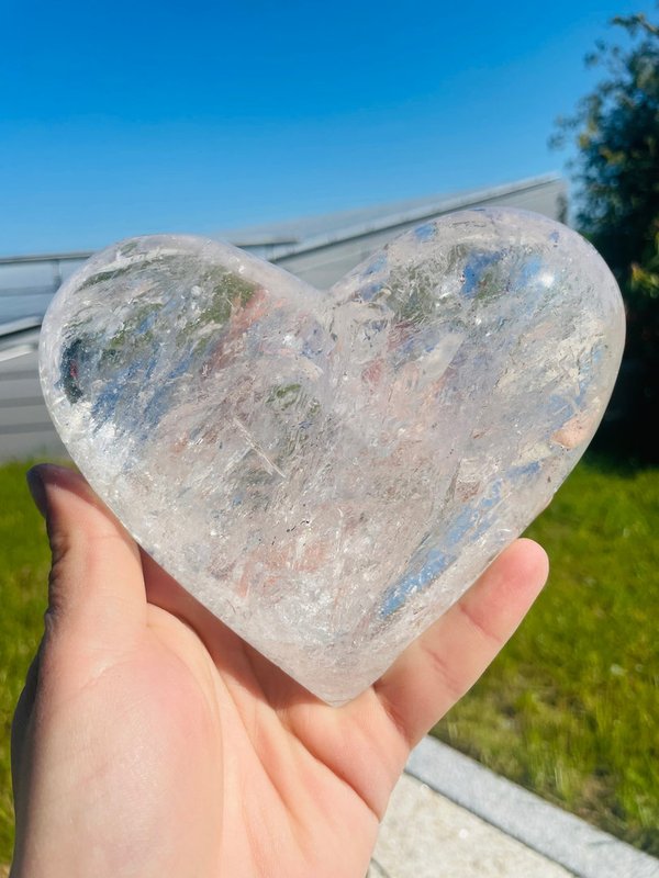 Schönes Bergkristall-Herz mit vielen Einschlüssen