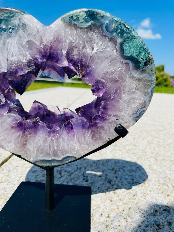 Außergewöhnliches Herz aus Amethyst mit Kristallöffnung, Bergkristallrand und Achat