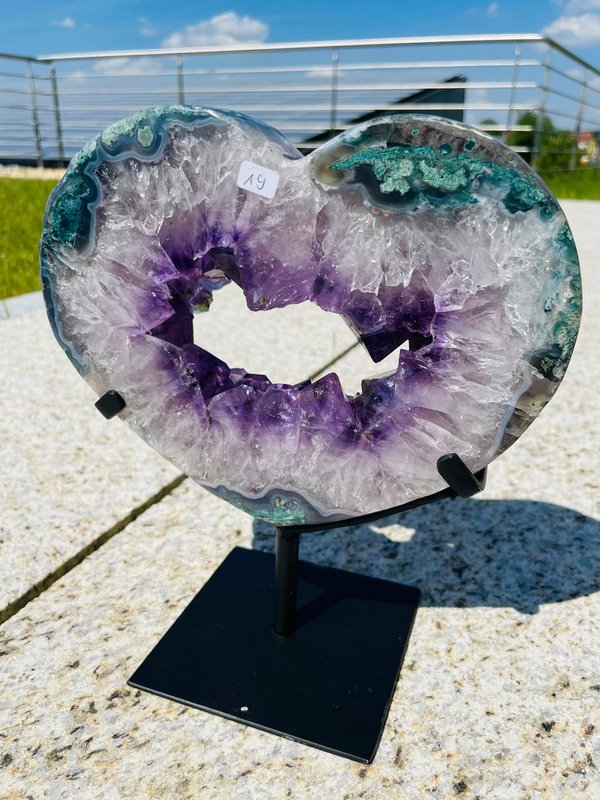 Außergewöhnliches Herz aus Amethyst mit Kristallöffnung, Bergkristallrand und Achat