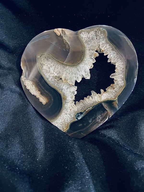 außergewöhnliches Herz aus grünem Achat und Bergkristall mit toller Kristallöffnung
