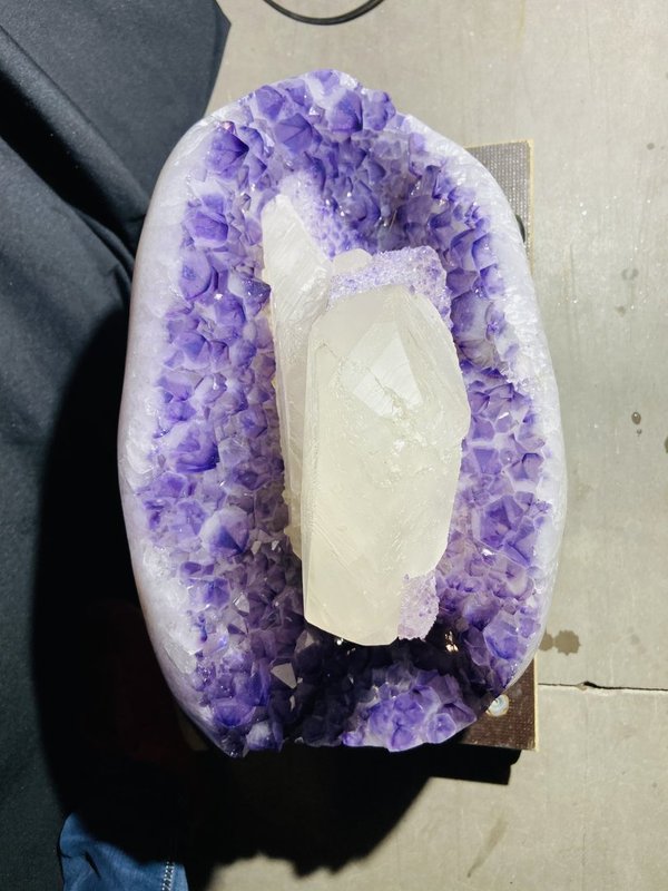 Amethyst mit riesigem weißen klaren Kalzitkristall mit sehr seltener Form und BergkristallAchatblüte