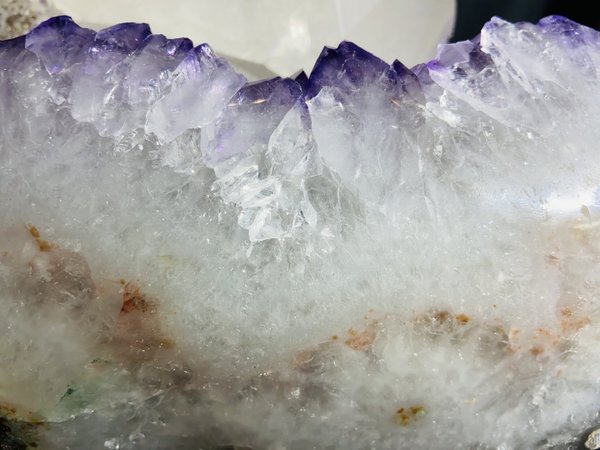 Amethyst mit riesigem weißen klaren Kalzitkristall mit sehr seltener Form und BergkristallAchatblüte